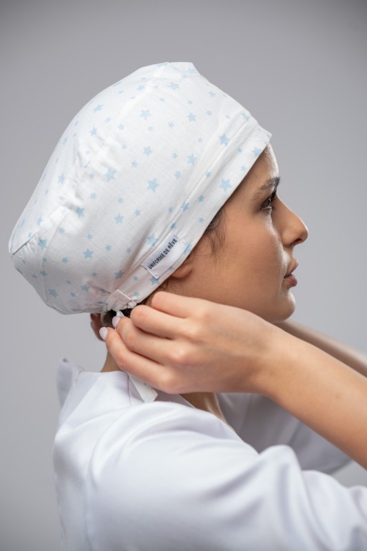 Calot médical stylé et confortable - Blanc avec motif Étoiles Bleu